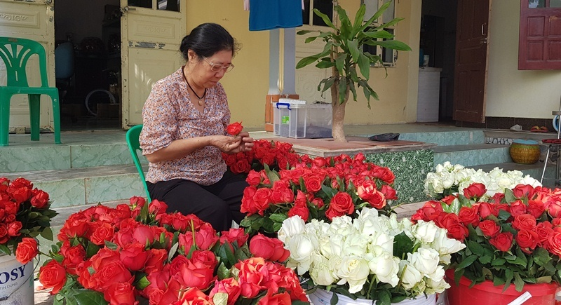 vietnamese woman creates immortal flowers that fresh 10 years